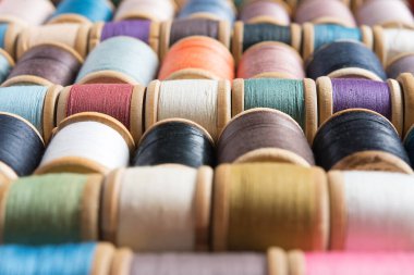 Çok renkli iplik makaraları. Yakın plan. İplikler dikiliyor Çok renkli arkaplan yakın plan