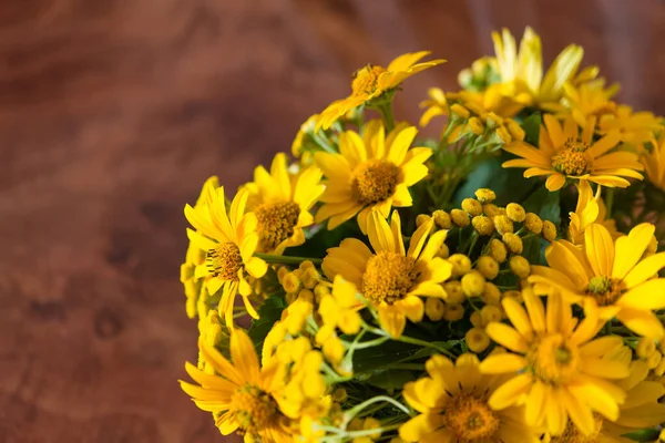 Bouquet Bright Different Yellow Flowers Table — Stok fotoğraf