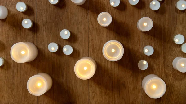 Αναμμένα Κεριά Στο Ξύλινο Τραπέζι Επιλεκτική Εστίαση — Φωτογραφία Αρχείου