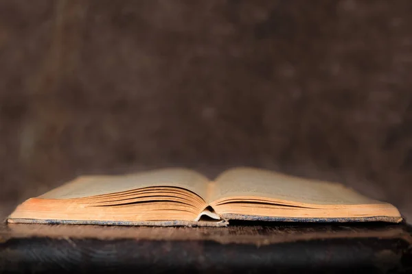 Altes Buch Auf Hölzerner Oberfläche Hintergrund Eines Stapels Einer Bibel — Stockfoto