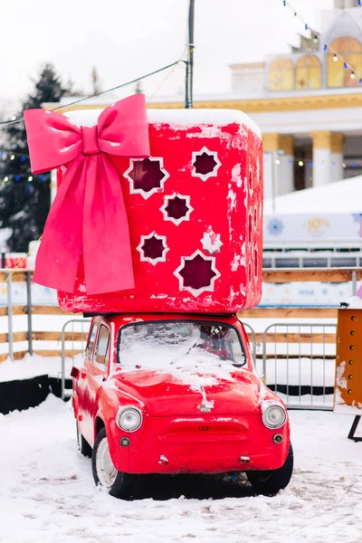 Small Red Car Big Gift Roof Winter Backdrop Snow — Stock Photo, Image