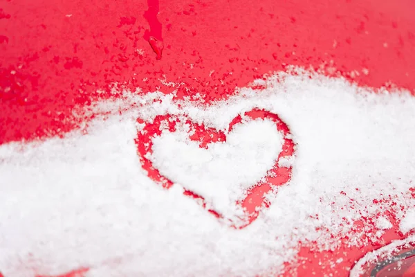 Καρδιά Είναι Βαμμένη Στο Χιονισμένο Καπό Ενός Κόκκινου Αυτοκινήτου Ημέρα — Φωτογραφία Αρχείου