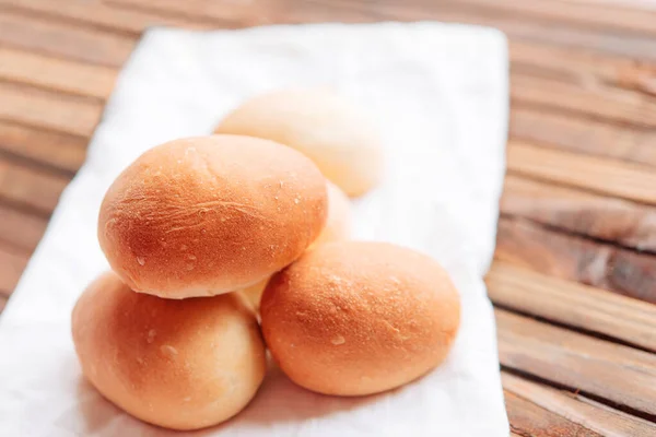 Gist Broodjes Voor Het Diner Verse Zelfgemaakte Broodjes Een Wit — Stockfoto