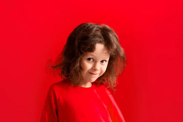 Μικρό Χαμογελαστό Όμορφο Κορίτσι Ένα Κόκκινο Φόρεμα Σκούρα Μαλλιά Ένα — Φωτογραφία Αρχείου