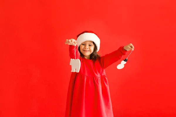 Мила Дівчинка Червоному Різдвяному Капелюсі Червоній Сукні Червоному Тлі Веселого — стокове фото