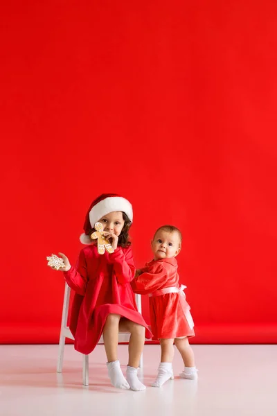 Дівчина Капелюсі Санта Різдвяними Пряниками Сестри Дві Дівчини Червоних Сукнях — стокове фото