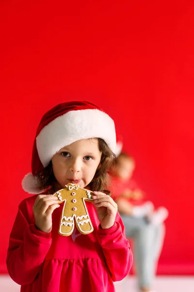 Дівчина Капелюсі Санта Різдвяними Пряниками — стокове фото