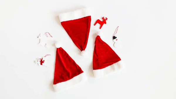 Três Chapéus Vermelhos Papai Noel — Fotografia de Stock