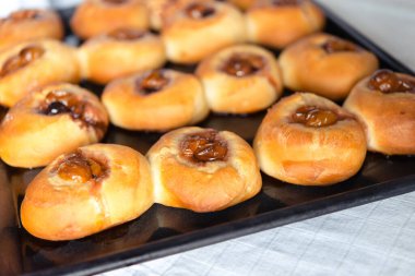 Hamuru bir yemek tepsisinin üzerinde hazırlıyorum. El yapımı kekler..