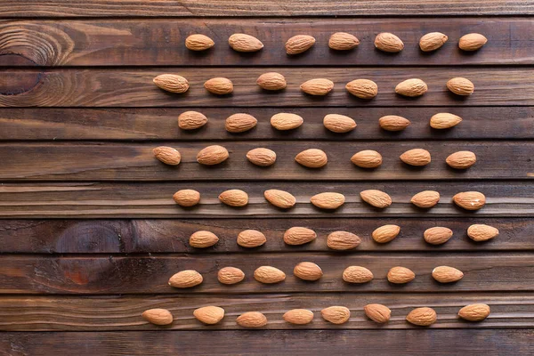 木制背景上的杏仁 — 图库照片