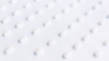 Beyaz arka planda beyaz haplar