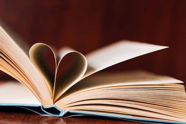 Otevřená Kniha Tvar Srdce Dřevěném Stole — Stock fotografie