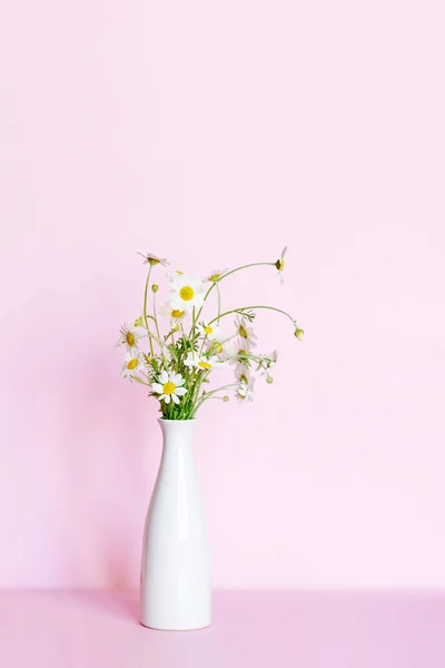 Bílá Váza Větví Heřmánkových Květů Stole Pozadí Měkké Růžové Pozadí — Stock fotografie