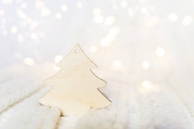 Beyaz örülmüş arka plan üzerine yazdığın metin için ahşap Noel ağacı