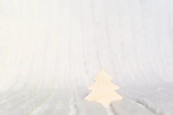 Albero Natale Legno Tuo Testo Uno Sfondo Bianco Lavorato Maglia — Foto Stock