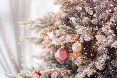 Noel arkaplanı, çam dalları şenlikli arka plan. Sınır ve kopyalama alanı ile yaratıcı bileşim. Ampullerden gelen bokeh ışıklarıyla Noel süslemesi