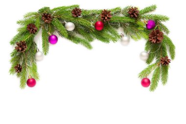 Yılbaşı ağacı dalları ve yeni yıl oyuncaklarından yılbaşı süsleri. Ampuller, kar ve bokeh ışıkları beyaz bir arkaplanda izole edilmiş.