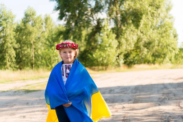 Niña Ropa Nacional Ucraniana Vyshyvanka Ucrania Campo Manos Bandera Ucrania — Foto de stock gratis