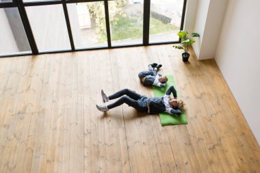 Ev sporları. Çocuklar yoga ve jimnastik yapar. İki oğlan..