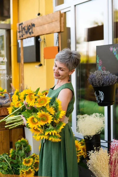 Elegant Adult Woman Basket Flowers Cafe Flower Shop Telifsiz Stok Fotoğraflar