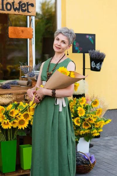 Elegant Adult Woman Basket Flowers Cafe Flower Shop 스톡 이미지