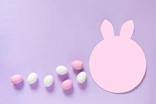 イースターの背景に卵とウサギがピンクで — ストック写真