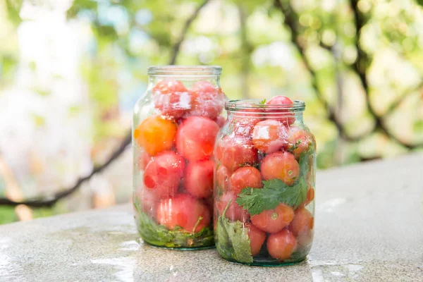 Frascos Vidrio Con Verduras Tomates Naturaleza Una Mesa Cocina Rústica — Foto de Stock