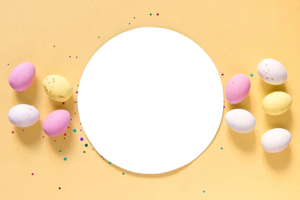 幸せなイースターの装飾の概念 お祝いのパステルイエローの背景の白い円 イースターエッグの形のチョコレート コピースペース — ストック写真