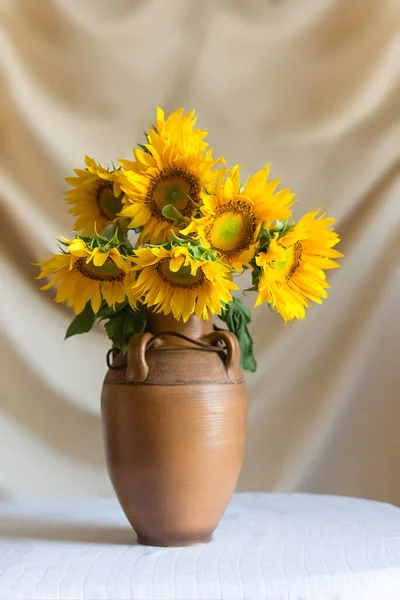 Still Life Beautiful Sunflowers Clay Ceramic Vase Table Backdrop Light — Stock Photo, Image
