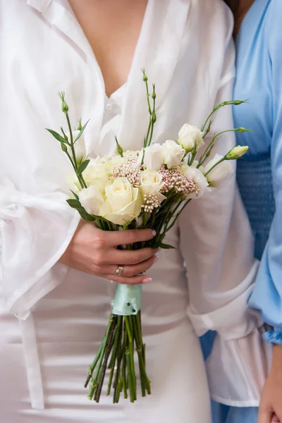 Lgbt Vrouwen Bruiden Houden Boeketten Naast Elkaar Hetzelfde Geslacht Bruiloft — Stockfoto