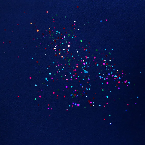 Colorido Confete Sobre Fundo Azul Lantejoulas Coloridas Brilhantes Cartão Felicitações — Fotografia de Stock