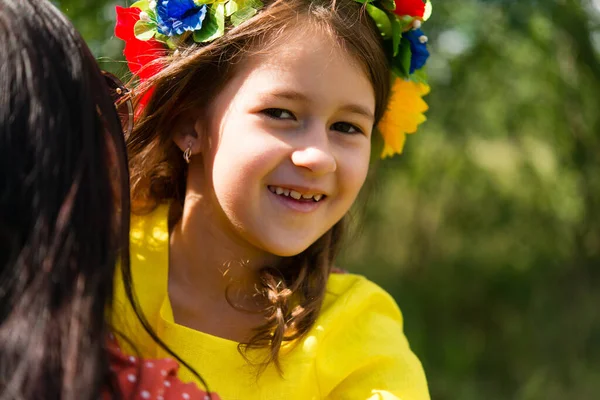 Ukrán Gyermek Lány Visel Nemzeti Ruhák Hímzés Koszorú Virágok Szabadban — Stock Fotó