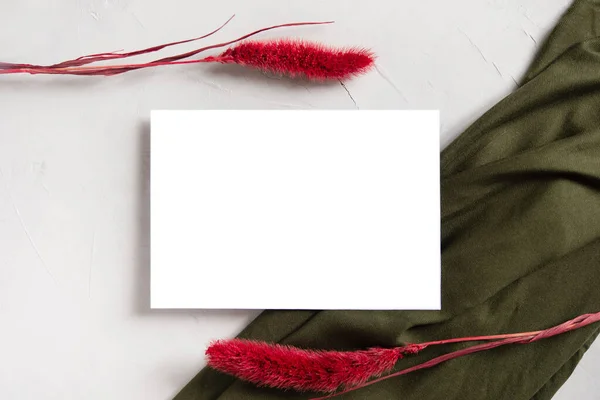 Leere Grußkarte Einladung Und Briefumschlag Attrappe Minimaler Floraler Rahmen Aus — Stockfoto