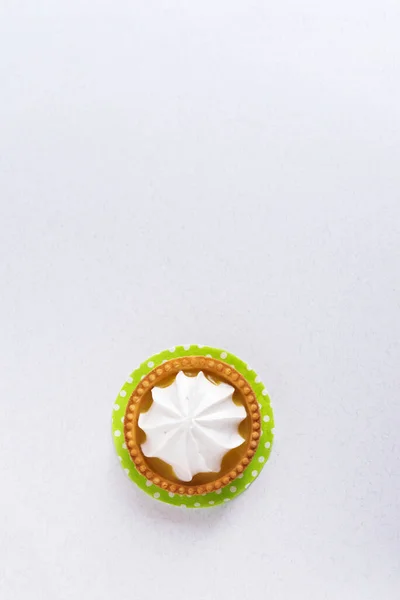 Composição Flat Lay Com Delicioso Cupcake Aniversário Com Creme Branco — Fotografia de Stock