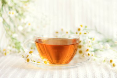Yanında çiçek tomurcukları olan papatya çayı hafif tekstil ve papatya çayı, sağlıklı bitkisel içecekler. 