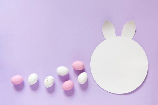 幸せなイースターの装飾の概念 装飾コンセプト 白い円の上の東ウサギの耳の写真白とピンクの卵パステルの背景 コピースペース — ストック写真