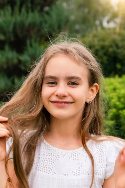 Aranyos Kislány Fehér Ruhában Mosolygott Kiegyenesítette Szél Fújta Haját Egy — Stock Fotó