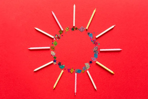 Quadro Festivo Fundo Vermelho Com Velas Coloridas Confete Estrela Deitado — Fotografia de Stock