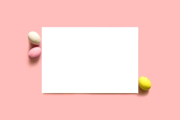 幸せなイースターの装飾の概念 ブランクグリーティングカード招待状モックアップ お祭りのパステルピンクの背景 イースターエッグの形でチョコレート コピースペース フラットレイアウト トップビュー — ストック写真