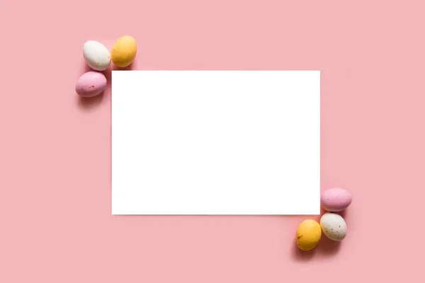 Frohe Ostern Dekoration Konzept Leere Grußkarte Einladungsattrappe Festlich Pastellroter Hintergrund — Stockfoto