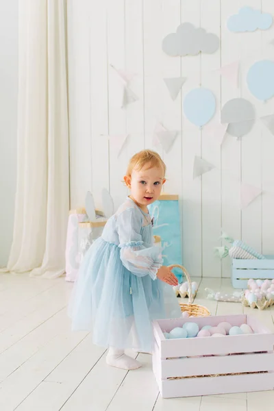 Мила Маленька Дівчинка Розумній Сукні Тримає Кошик Прикрашеними Великодніми Яйцями — стокове фото