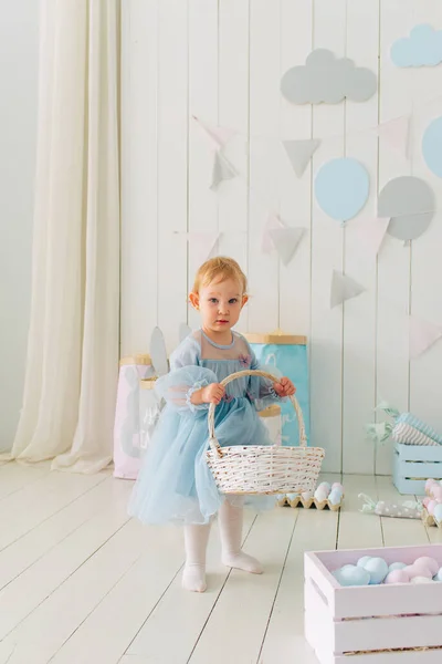 Мила Маленька Дівчинка Розумній Сукні Тримає Кошик Прикрашеними Великодніми Яйцями — стокове фото