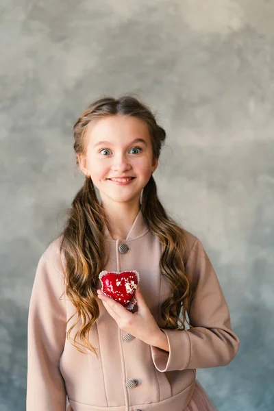 Portrait Une Joyeuse Fille Qui Tient Gâteau Forme Cœur Dans — Photo