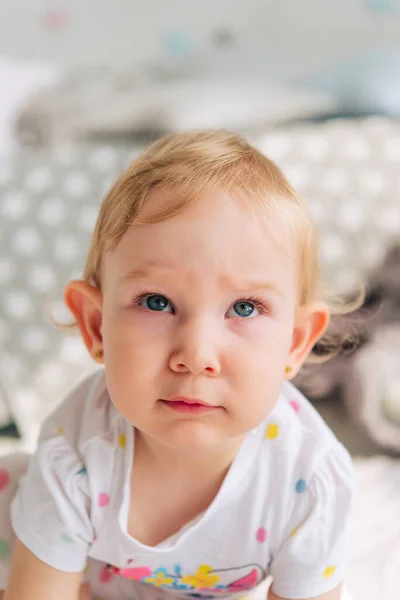 Pequena Menina Saudável Bonito Criança Uma Camiseta Branca Feita Tecido — Fotografia de Stock