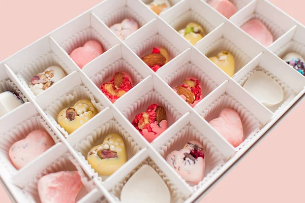 Conjunto Diferentes Dulces Caramelos Cajas Sobre Fondo Rosa Suave Liso — Foto de Stock