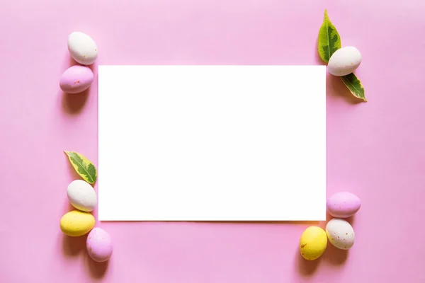 幸せなイースターの装飾の概念 ブランクグリーティングカード招待状モックアップ お祭りのパステルピンクの背景 イースターエッグの形でチョコレート コピースペース フラットレイアウト トップビュー — ストック写真