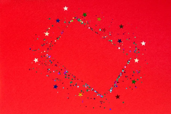 Marco Festivo Fondo Rojo Con Confeti Colorido Estrella Acostado Maqueta — Foto de Stock