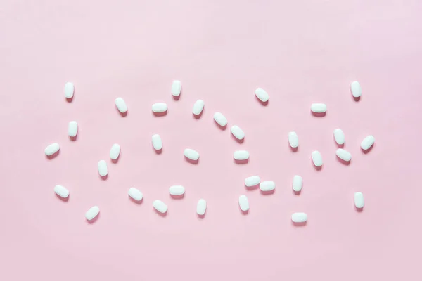 Pílulas Medicinais Num Rosa Close Comprimidos Grandes Brancos Com Farmácia — Fotografia de Stock