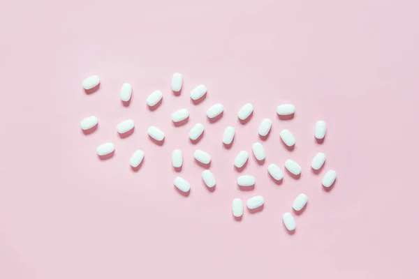 분홍색 약이요 의학적 개념이들어간 알약을 클로즈업하는 평평하게 위에서 바라본 — 스톡 사진