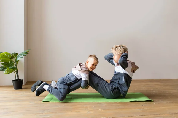 Домашний Спорт Дети Занимаются Йогой Гимнастикой Два Мальчика — стоковое фото